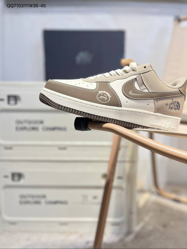 北面 X 耐克 Nike Air Force 1 '07空军一号 百搭休闲运动板鞋。柔软、弹性十足的缓震性能和出色的中底设计，横跨复古与现代的外型结合，造就出风