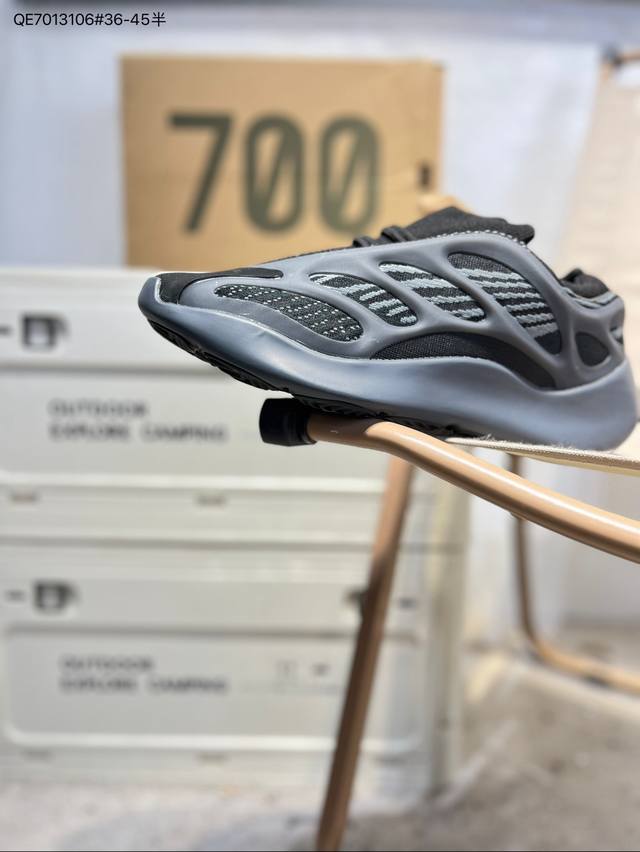 阿迪达斯Adidas Yeezy 700V3 “Teal Blue 椰子700V3复老古爹鞋。延续了爹老鞋粗犷风格与复廓古形，继承Yeezy 700的经典混合元