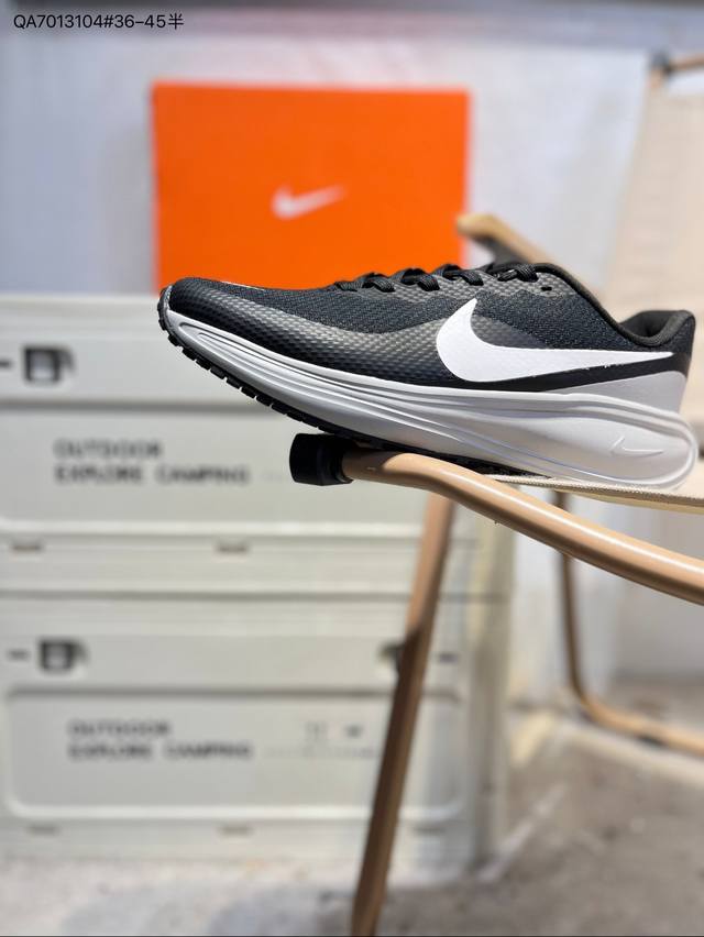 Nk Revolution 8 伦敦8代 超轻网面跑步鞋 兼顾迅疾外观和稳固脚感后跟覆面和中足动态支撑巧妙融合 缔造稳定顺畅的迈步体验Hj9198 Qa7013