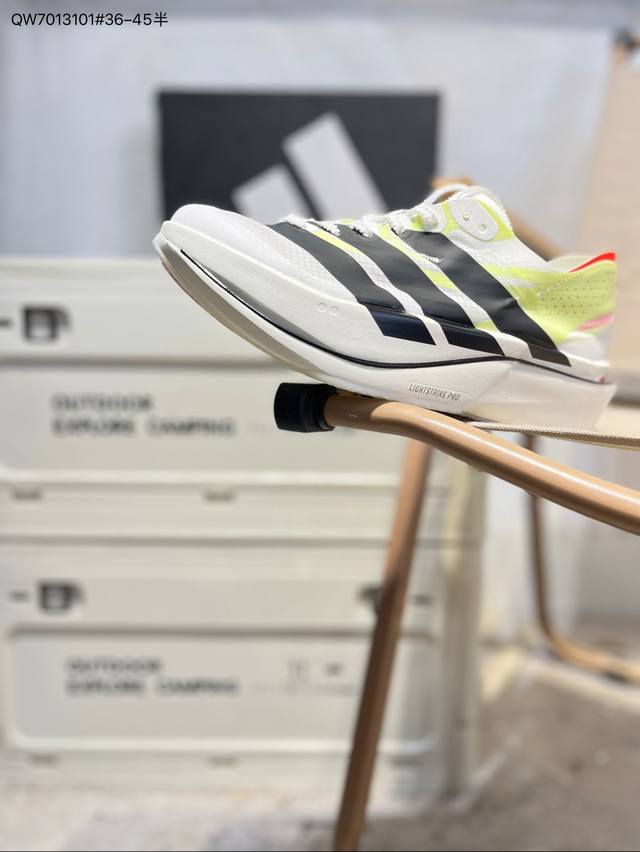 Adidas Adizero Adios pro 5马拉松竞速专业跑鞋 Celermesh针织网面非常轻薄 纤维间的缝隙很大 可以保证跑步时的透气、排汗效果 鞋