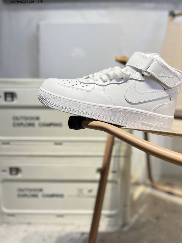 双十一福利特价耐克 Nike Air Force 1 '07空军一号 百搭休闲运动板鞋。柔软、弹性十足的缓震性能和出色的中底设计，横跨复古与现代的外型结合，造就