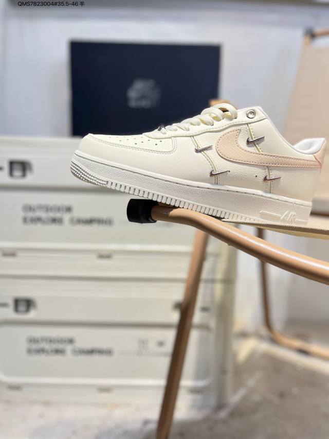 耐克 Nike Air Force 1 '07空军一号 百搭休闲运动板鞋。柔软、弹性十足的缓震性能和出色的中底设计，横跨复古与现代的外型结合，造就出风靡全球三十