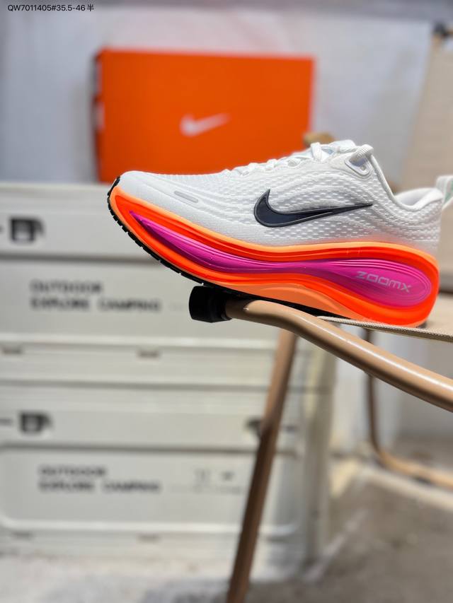 Nk Air Zoom Vomero 18 轻便舒适公路跑步鞋 质感柔软 弹力充沛 助力一路畅跑 乐享不停 厚实泡绵缔造舒适的回弹效果 铸就出色跑步表现 该鞋款