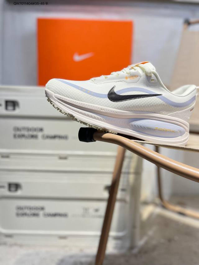 Nk Air Zoom Vomero 18 轻便舒适公路跑步鞋 质感柔软 弹力充沛 助力一路畅跑 乐享不停 厚实泡绵缔造舒适的回弹效果 铸就出色跑步表现 该鞋款