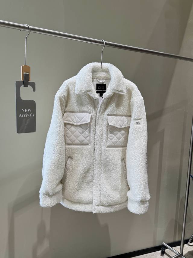 渠道优势 ！ 外贸保真版 Alo ｜按扣廓形宽松绒感外套 女款 ： 产品配色：黑色、 象牙白、咖啡色