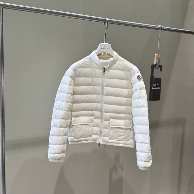 渠道优势 ! 外贸保真版 蒙口 |盟可睐 系列 鹅绒 立领羽绒服 女款 # :# # # # 产品配色:粉色、 白色、 米色、黑色 渠道优势 ! 外贸保真版 蒙口 |盟可睐 系列 鹅绒 立领羽绒服 女款 # :# # # # 产品配色:粉色、 白色、 米色、黑色