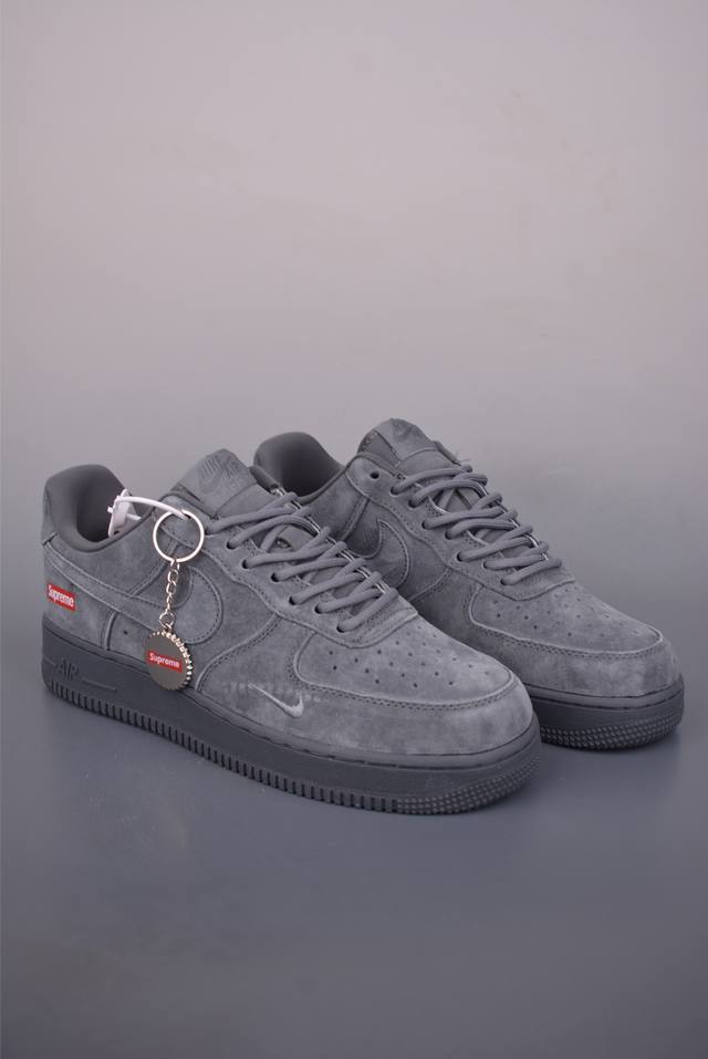 Air Force 1 Low Supreme联名 原楦头原纸板 打造纯正空军版型 专注外贸渠道 全掌内置蜂窝气垫 原盒配件 原厂中底钢印、拉帮完美 官方货号: