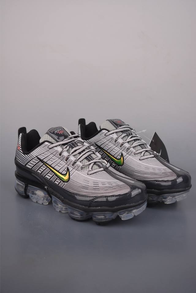 Nike Air Vapormax 360 搭载全掌长气垫鞋款 低帮跑步鞋 匠心打造的鞋面 实现轻质包覆和透气性 鞋身设计舒适的衬里包裹双足 带来自然贴身的感觉