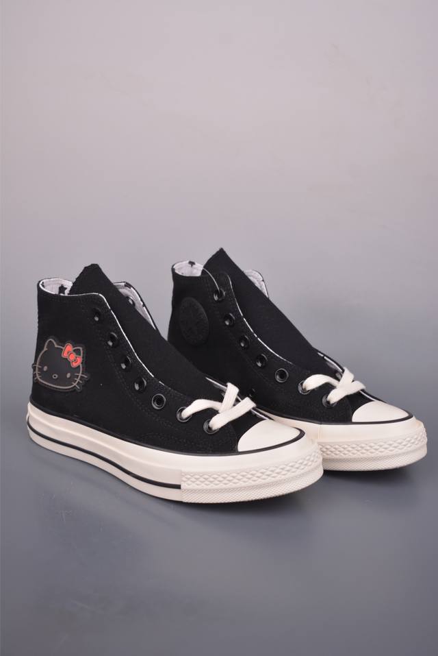 Converse X Hello Kitty 联名款 在经典1970S鞋型上采用红、白两种配色，外腰绣有标志性Hello Kitty 猫头，细节上鞋带、内里、鞋