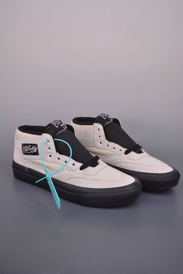 Vans premium Half Cab 白黑 美式复古休闲中帮滑板鞋 白色麂皮拼接帆布搭配黑色鞋舌点缀 配以黑色大底和鞋舌相配 货号：Vn000Cxjyb2