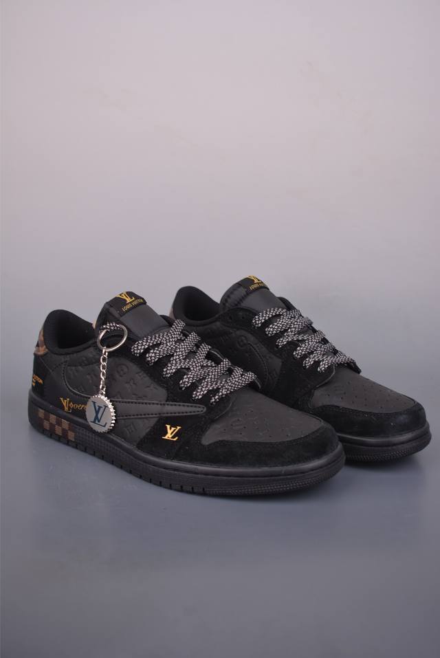 Fragment X Travis Scott X Lv Air Jordan 1 Low 三方联名倒钩 全新的三方联名低帮倒钩鞋面延续了黑脚趾设计，整双鞋以全