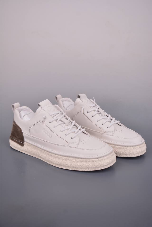 Ecco爱步男士休闲鞋 百搭防滑平底鞋 简约时尚街头户外鞋 摒弃传统鞋面设计 舒适牛皮鞋面 手感细腻顺滑 纹理清晰 柔软脚感随心穿脱 双重材质拼接 尽显时尚新元