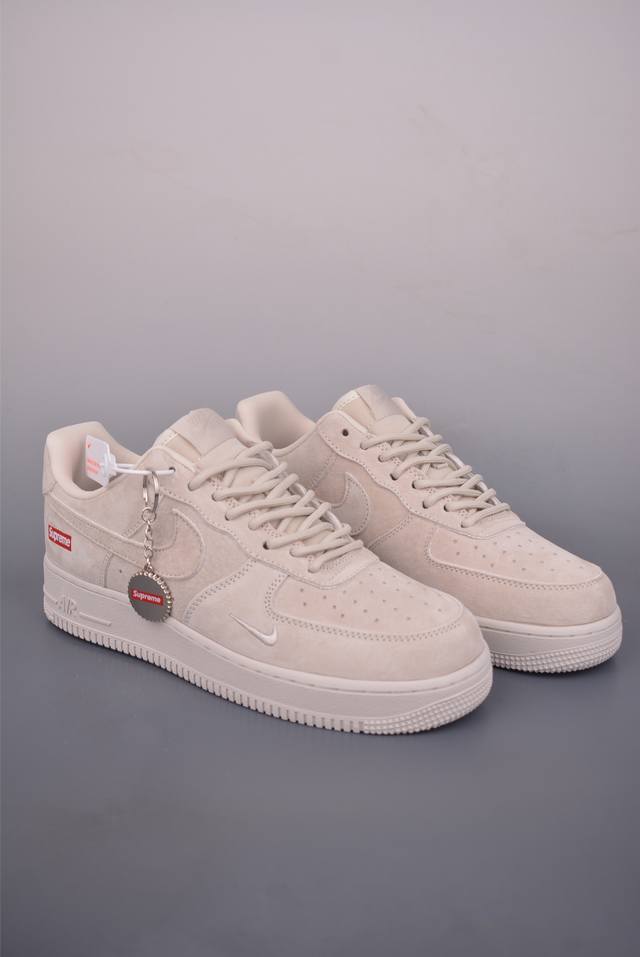 Air Force 1 Low Supreme联名 原楦头原纸板 打造纯正空军版型 专注外贸渠道 全掌内置蜂窝气垫 原盒配件 原厂中底钢印、拉帮完美 官方货号: