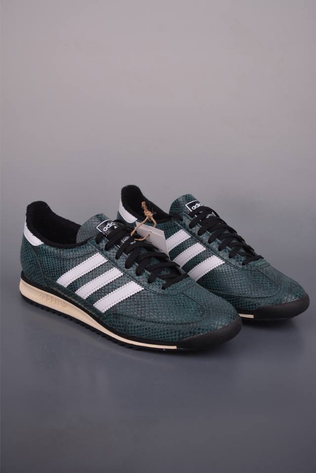 Adidas Originals Sl 72Rs 超轻便透气复古慢跑鞋 鞋头的设计饱满圆润 鞋面是翻毛皮和尼龙材质结合 上脚舒适柔软 橡胶大底非常耐磨防滑 包裹