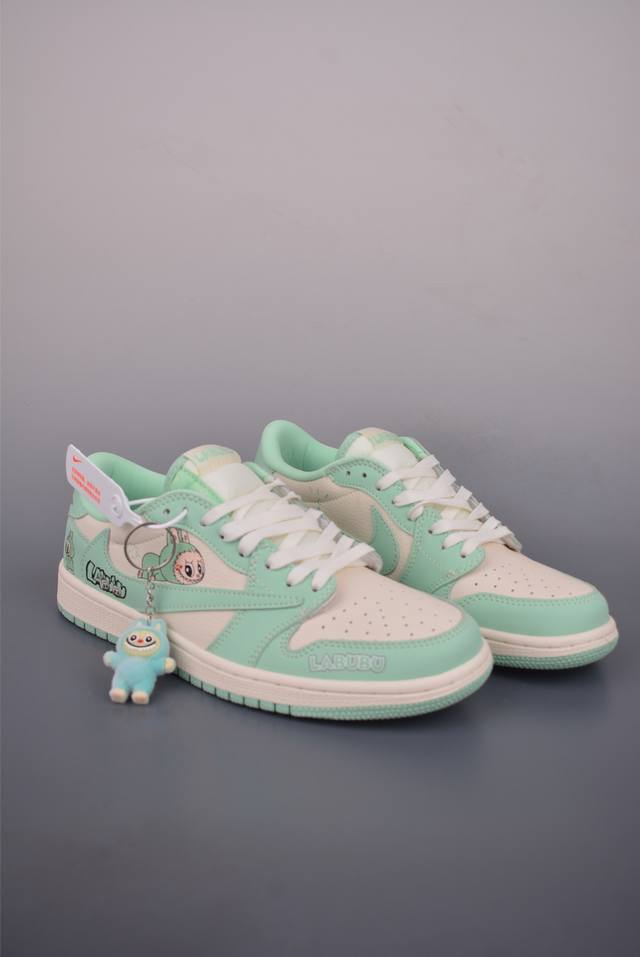 Fragment X Travis Scott X Labubu Air Jordan 1 Low 三方联名倒钩 全新的三方联名低帮倒钩鞋面延续了黑脚趾设计，整