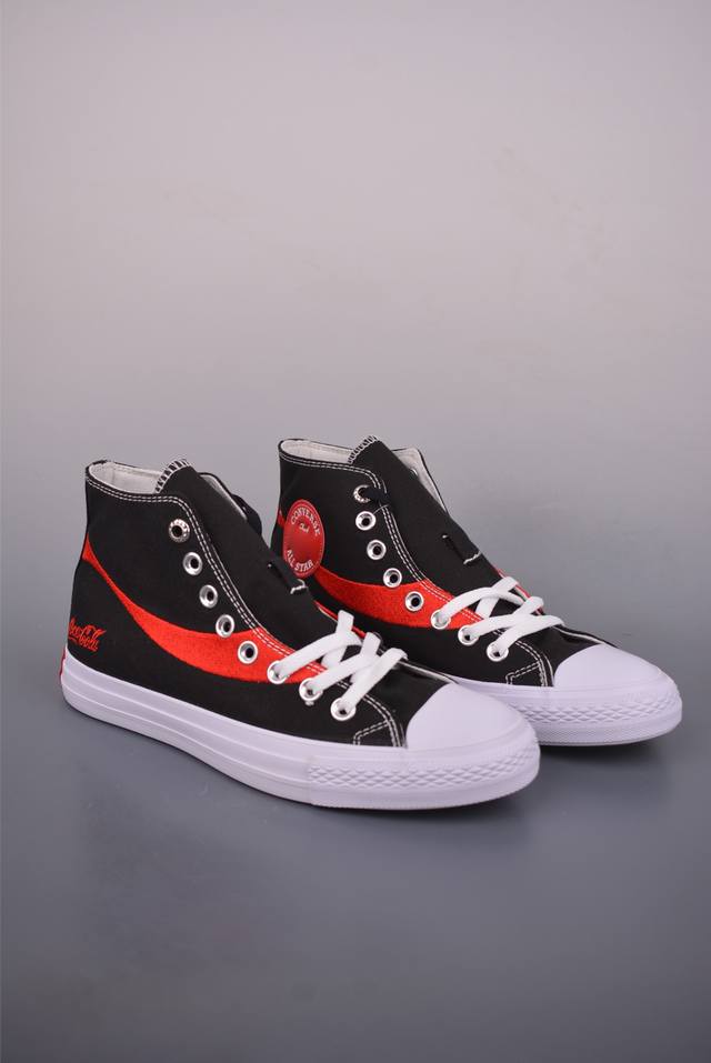 Converse X Coca-Cola 匡威可口可乐全新联名 此番第二波联名单品与第一波Chuck 70相比将鞋面的皮革换成了帆布材质，鞋面依旧保留了可口可乐