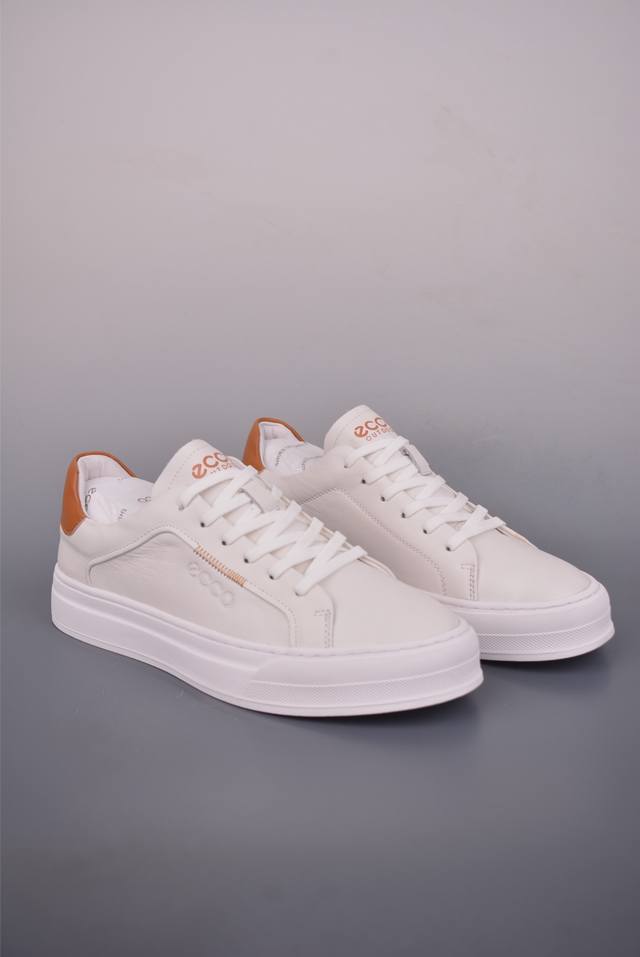 Ecco爱步小白鞋男 四季可穿复古增高板鞋 街头球鞋休闲鞋系列 鞋面采用精选牛皮面料 纹理自然 细腻柔软 提供亲肤 贴合的穿着体验 扁形系带设计 紧密贴合不易散