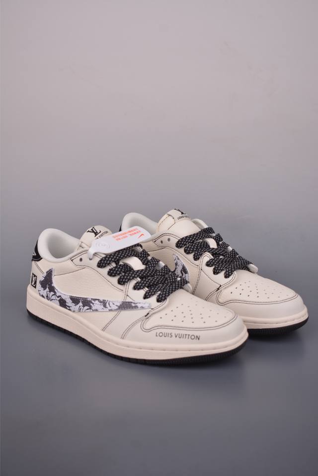 Fragment X Travis Scott X Lv Air Jordan 1 Low 三方联名倒钩 全新的三方联名低帮倒钩鞋面延续了黑脚趾设计，整双鞋以全