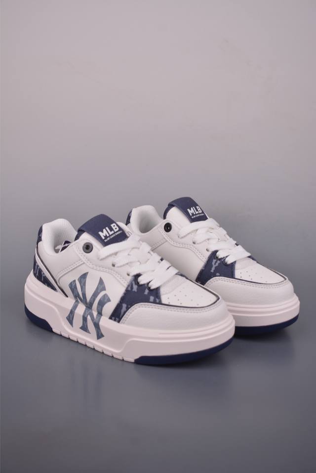 Mlb Chunky Liner pocket Monogram 潮流时尚厚底运动鞋 以复古基调书写千禧美学 融合现代机能元素风格重塑经典老爹鞋 厚底设计轻盈增