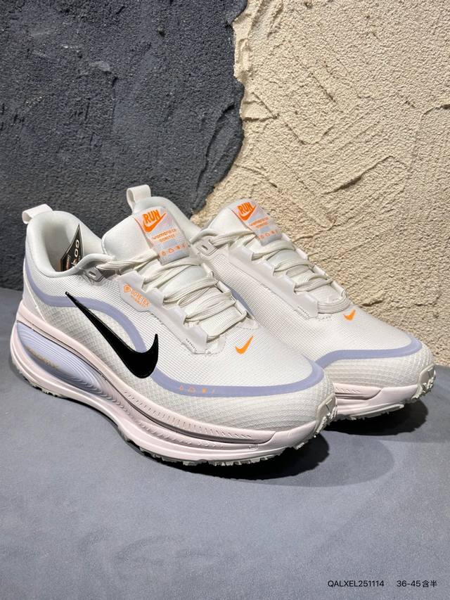 新品上市实拍 一经曝光就让人跃跃欲试，Nike 主打柔软脚感的路跑鞋Vomero 迈柔系列，迎来顶级缓震 premium 版本的进化登场，伴随近日官图曝光，发售