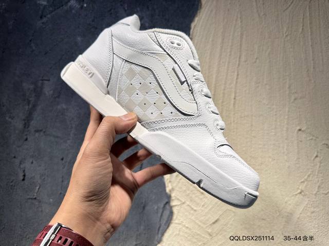 公司级硫化 Vans Skate Rowan pro 黑白 经典百搭 轻便舒适专业滑板鞋 鞋底处的小心机脚能很好的释放脚底压力Qqldsx251114