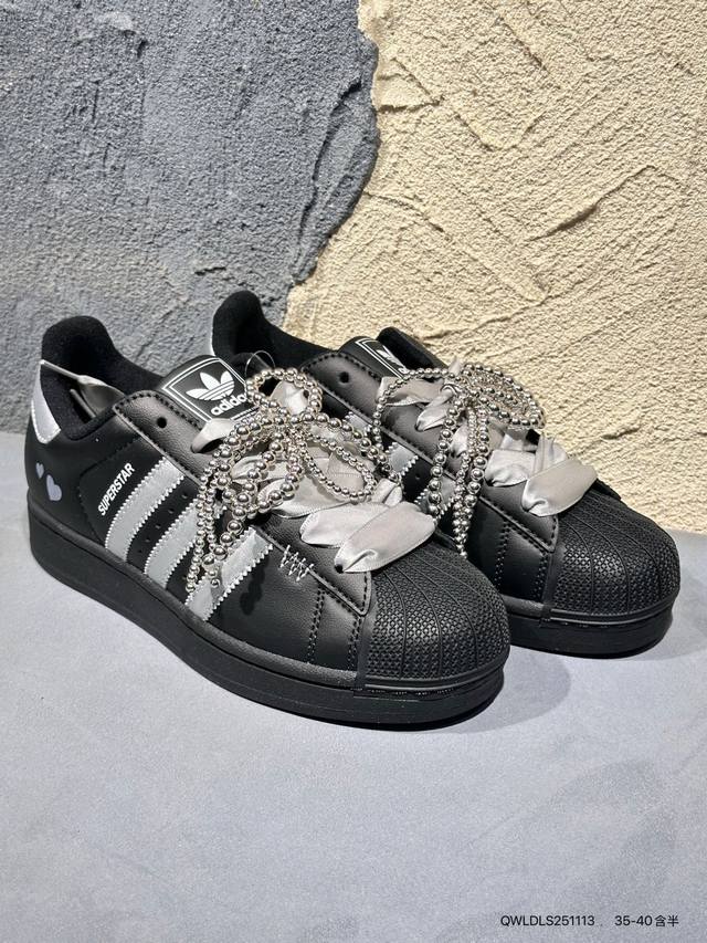 经典实拍 阿迪达斯 Adidas Superstar 三叶草经典贝壳头系列 新款休闲板鞋潮流男女士运动鞋 。鞋面柔软皮革材质 标志性的贝壳鞋头，锯齿三条纹，简约