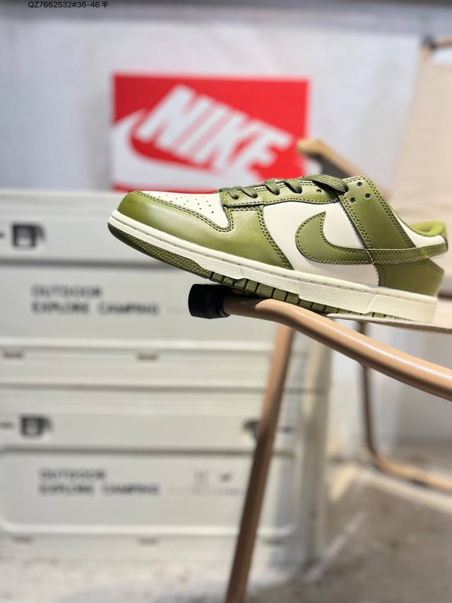 耐克Nike Dunk Low 板鞋Sb系列经典百搭休闲运动板鞋加厚鞋舌的填充，使舒适性大大提升，同时也更方便穿脱中底部分则加入了脚感柔软舒适Zoomair气垫