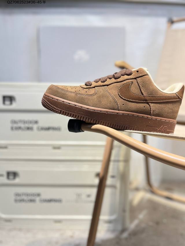 耐克 Nike Air Force 1 '07空军一号 百搭休闲运动板鞋。柔软、弹性十足的缓震性能和出色的中底设计，横跨复古与现代的外型结合，造就出风靡全球三十