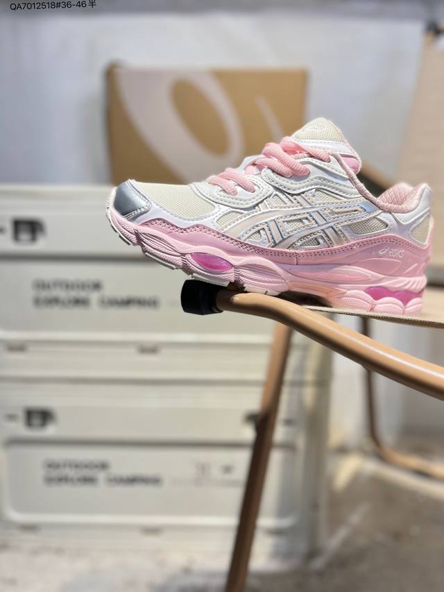 Asics Gel- Nyc亚瑟士经典跑鞋 如今机能风和户外风吹得正劲，便是主打“Urban Outdoor机能越野风格”，城市和户外场景都能轻松应对。关键是跑
