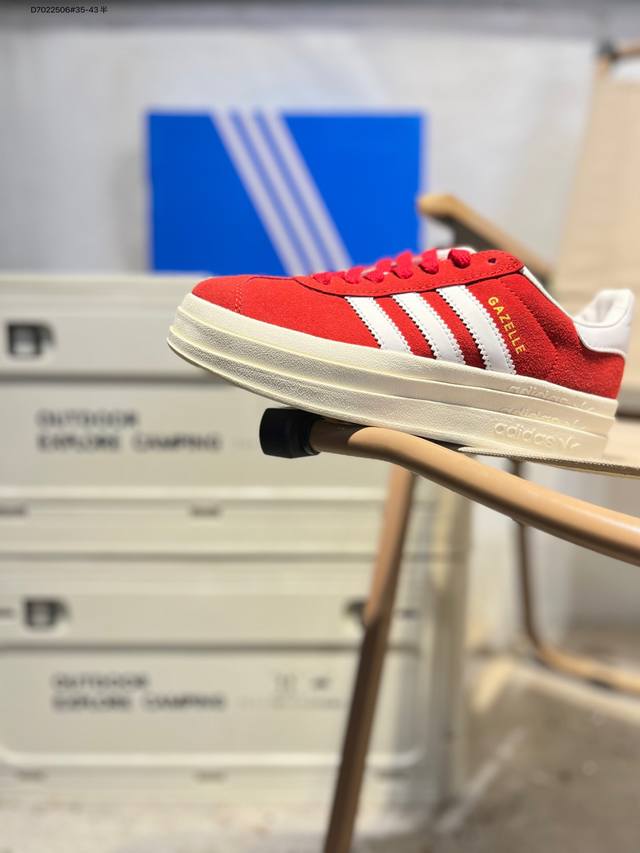 Adidas 阿迪达斯 德训系列 男女鞋真标半码制，升级原楦原纸版开发版型，采用翻毛皮组合蛇纹纤维革鞋面材质，外置加厚橡胶大底阿迪达斯 三叶草阿迪达斯Adida