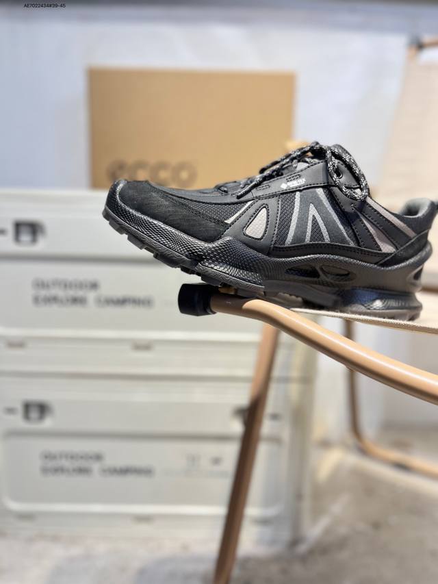 Ecco爱步男鞋轻便透气舒适耐穿 亲肤吸汗舒适内里 防滑防磨 持久干爽 简约粗绳系带 穿脱更加方便 柔韧防滑大底 鞋底立体凹槽 凹凸花纹加持 增强防滑减震性能