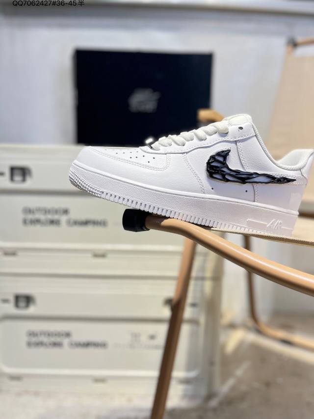 耐克 Nike Air Force 1 '07空军一号 百搭休闲运动板鞋。柔软、弹性十足的缓震性能和出色的中底设计，横跨复古与现代的外型结合，造就出风靡全球三十