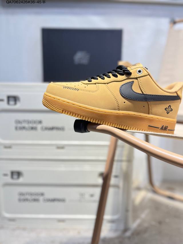 耐克 Nike Air Force 1 '07空军一号 百搭休闲运动板鞋。柔软、弹性十足的缓震性能和出色的中底设计，横跨复古与现代的外型结合，造就出风靡全球三十