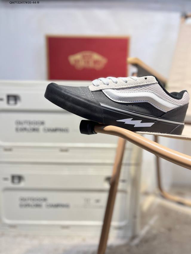 真标硫化工艺#原厂档案开发铝楦版型#正确安娜系列翘头鸟嘴贴条弧度致敬滑板文化，联乘瑞典著名鞋店Sneakersnstuff X Vans Sk8 Mid Sns