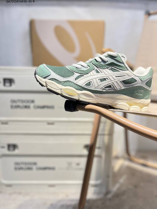 Asics Gel- Nyc亚瑟士经典跑鞋 如今机能风和户外风吹得正劲，便是主打“Urban Outdoor机能越野风格”，城市和户外场景都能轻松应对。关键是跑