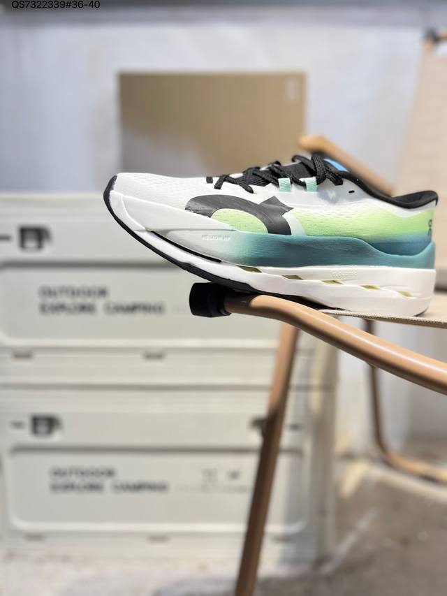 On昂跑Cloudtilt Moon 轻量运动休闲鞋 脚感很舒服 鞋底柔软且包裹性好 上脚显腿长 不管休闲还是运动都很百搭 是最好看最显质感的颜色3Mf3031