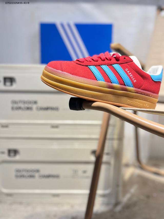 Adidas 阿迪达斯 德训系列 男女鞋真标半码制，升级原楦原纸版开发版型，采用翻毛皮组合蛇纹纤维革鞋面材质，外置加厚橡胶大底阿迪达斯 三叶草阿迪达斯Adida