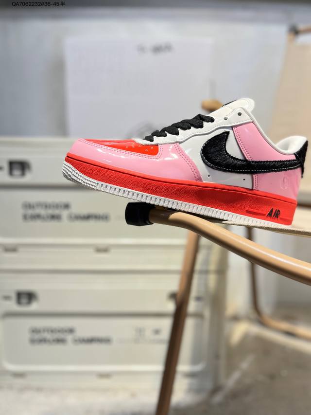 耐克 Nike Air Force 1 '07空军一号 百搭休闲运动板鞋。柔软、弹性十足的缓震性能和出色的中底设计，横跨复古与现代的外型结合，造就出风靡全球三十