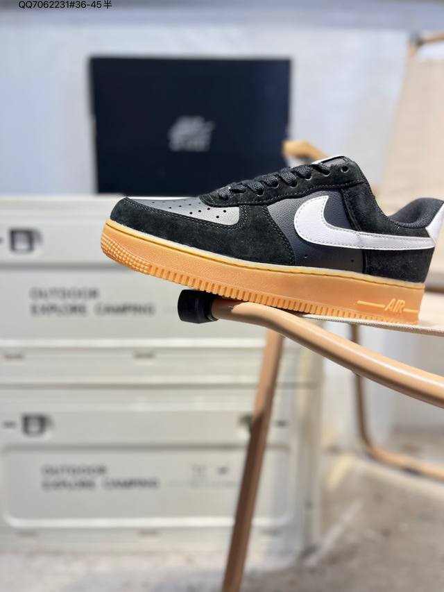 耐克 Nike Air Force 1 '07空军一号 百搭休闲运动板鞋。柔软、弹性十足的缓震性能和出色的中底设计，横跨复古与现代的外型结合，造就出风靡全球三十