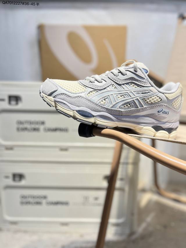 Asics Gel-Nyc亚瑟士经典跑鞋 如今机能风和户外风吹得正劲，便是主打“Urban Outdoor机能越野风格”，城市和户外场景都能轻松应对。关键是跑鞋