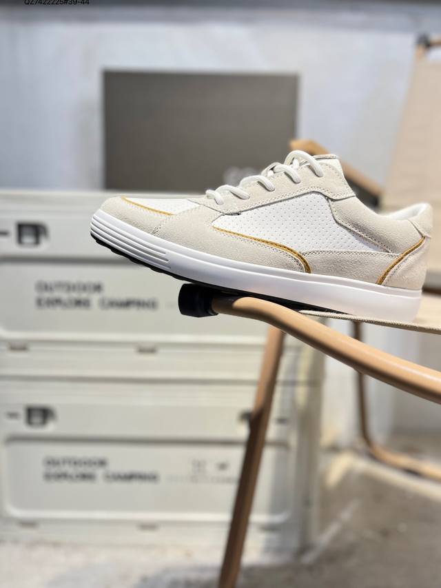 Ecco爱步男鞋轻便透气舒适耐穿 亲肤吸汗舒适内里 防滑防磨 持久干爽 简约粗绳系带 穿脱更加方便 柔韧防滑大底 鞋底立体凹槽 凹凸花纹加持 增强防滑减震性能