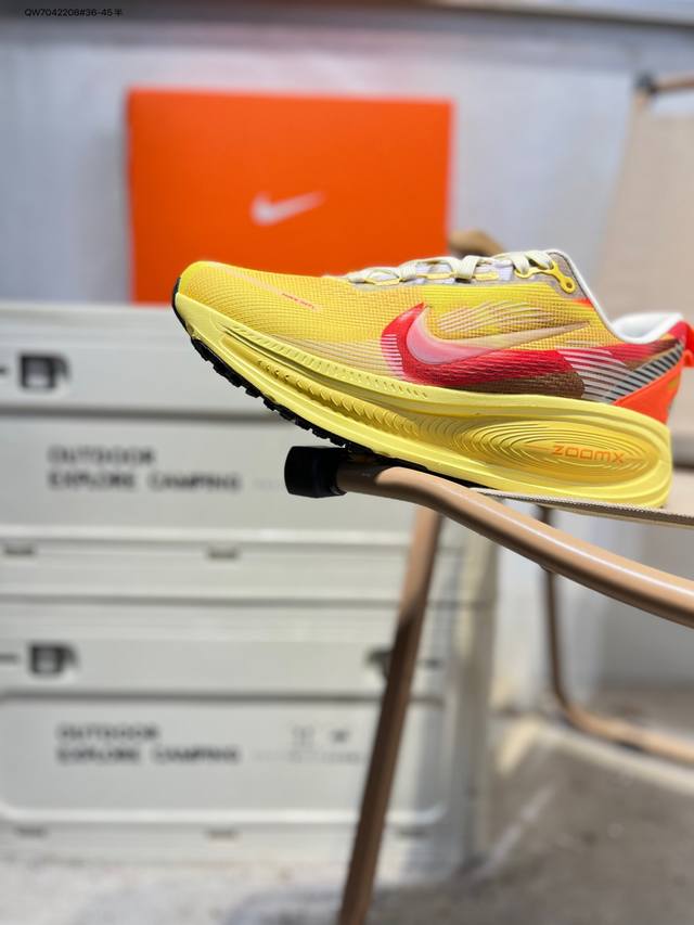 Nike Vomero 18 耐克 舒适减震防滑 低帮跑步鞋 全掌Reactx泡绵中底 前掌和后跟还配备了Air Zoom气垫单元 据说跑起来更快更舒适哦 这次