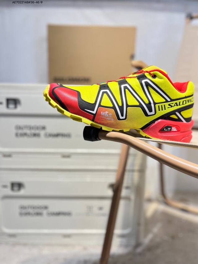 Salomon萨洛蒙 Speedcross 3 简约舒适 防滑 低帮户外功能鞋 通过不同的几何纹路设计与不同密度的外底材质有机结合将抓地力与耐久性 充分发挥传奇
