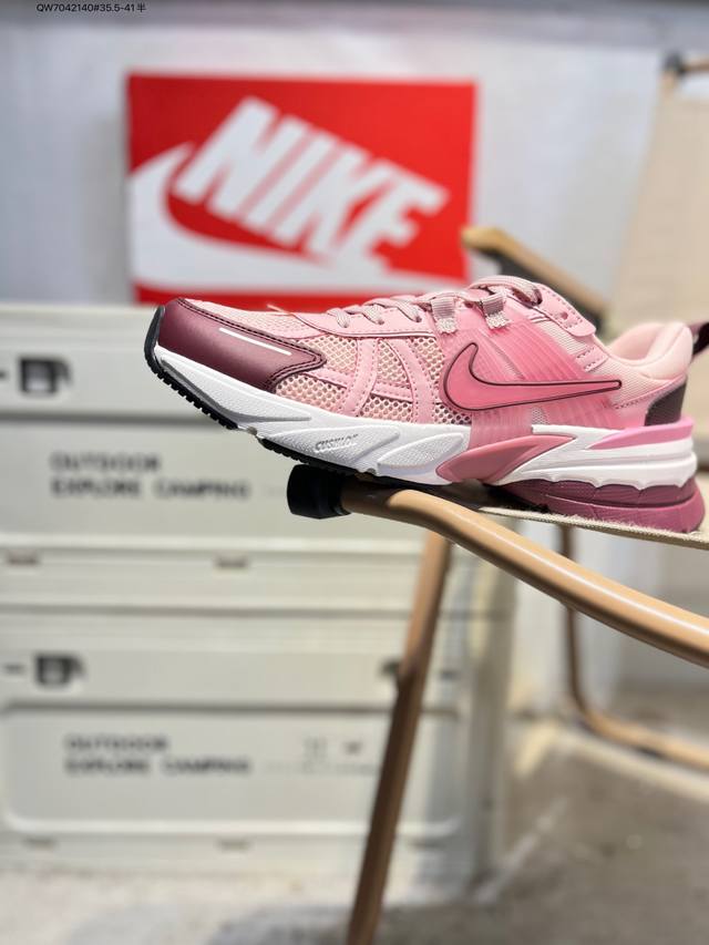 Nk V2K Runtekk 减震防滑低帮 复古老爹鞋跑步鞋 鞋款被命名为 Runtekk 设计上借鉴了 2000 年的跑鞋风格 配色上以金属银为主调 简练又有