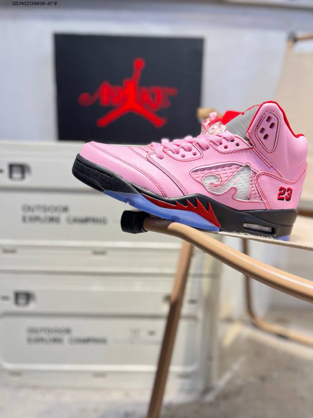 升级原楦原纸版数据开发版型#采用环保牛剖革革鞋面材质#中底钢印及缜密拉帮效果#外置Air开窗中底气垫装置粉色流川枫这双 Aj5 颜值不低！耐克Nike Air