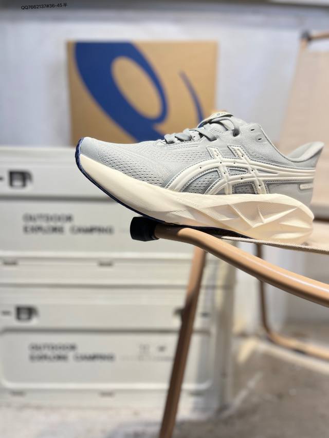 Asics Novablast 5 Le亚瑟士经典跑鞋 如今机能风和户外风吹得正劲，便是主打“Urban Outdoor机能越野风格”，城市和户外场景都能轻松应