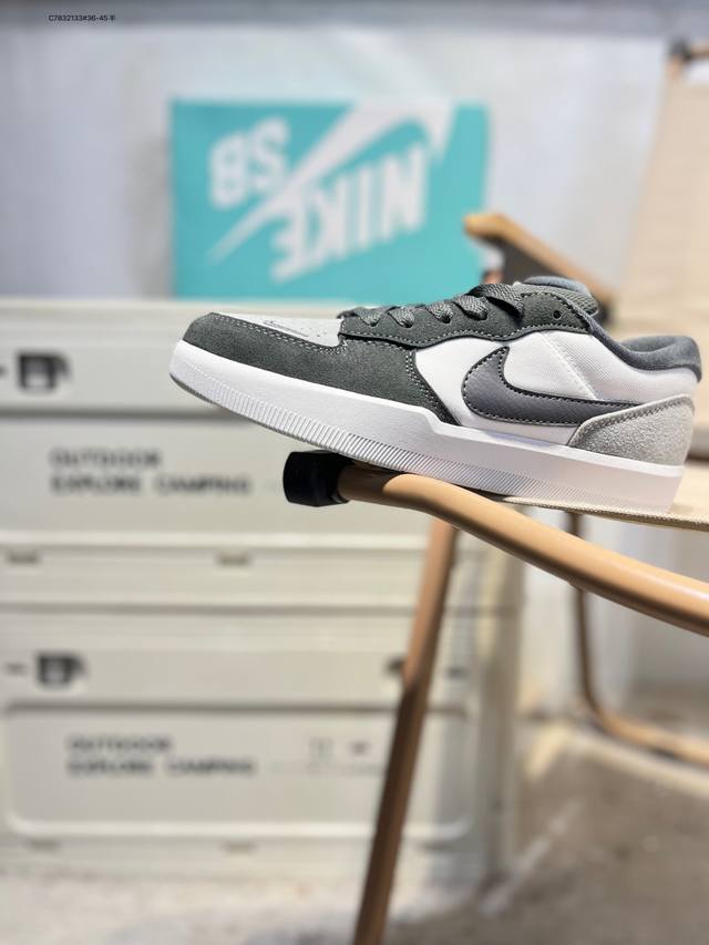 耐克Nike Sb Force 58 运动滑板鞋。这是一款将前沿创新带入街头的单品，它具有硫化杯底，具有出色的耐用性和灵活性。使用柔软皮革和帆布拼接，在饰面上放