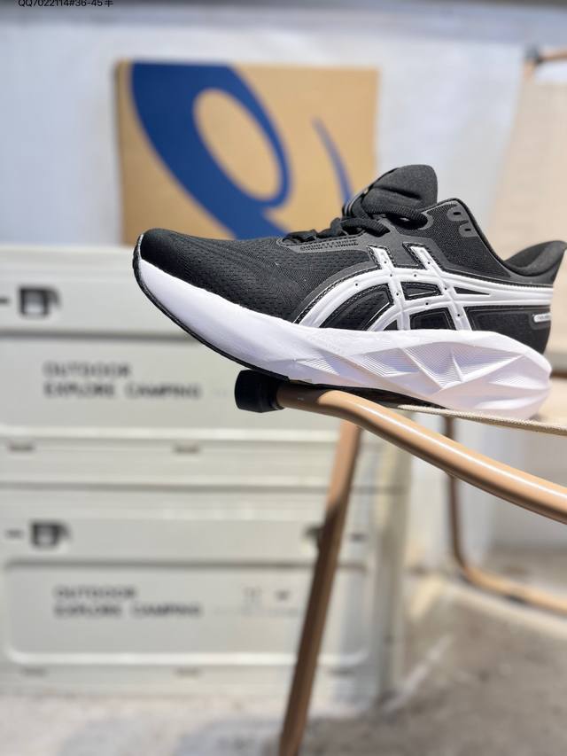 Asics Novablast 5 Le亚瑟士经典跑鞋 如今机能风和户外风吹得正劲，便是主打“Urban Outdoor机能越野风格”，城市和户外场景都能轻松应
