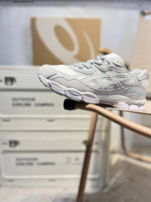 Asics Gel-Nyc亚瑟士经典跑鞋 如今机能风和户外风吹得正劲，便是主打“Urban Outdoor机能越野风格”，城市和户外场景都能轻松应对。关键是跑鞋