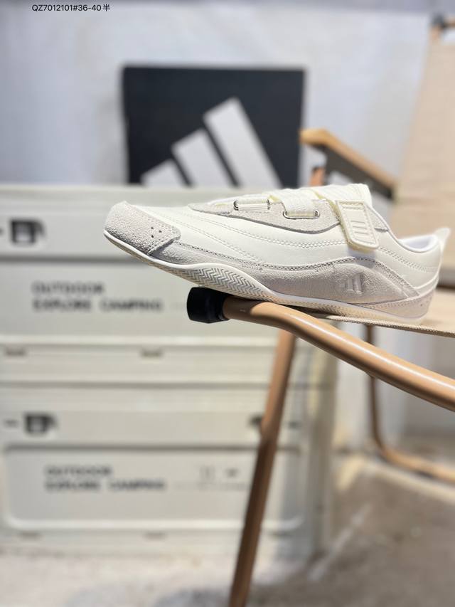 Ad Urban Reverie Fos 白灰 魔术贴城市芭蕾风薄底休闲鞋 设计感特别强 绒面革鞋面 中底廓形设计 结合了两种缓震技术 绑带设计整体线条优美 显